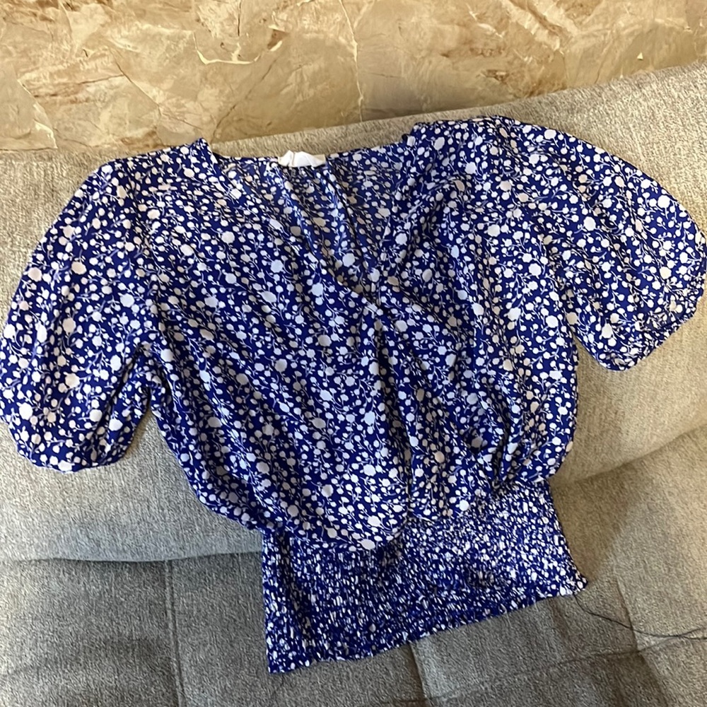 I am selling a shirt, super cute and good fabric,size small, brand is sienna sky